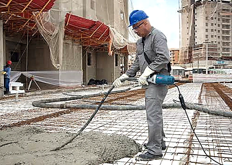 Equipe aplicando concreto em obra